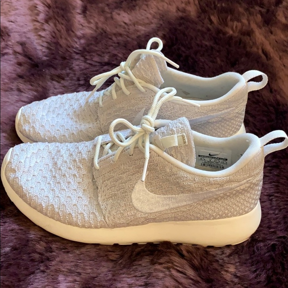 Nike light gray knit running shoe